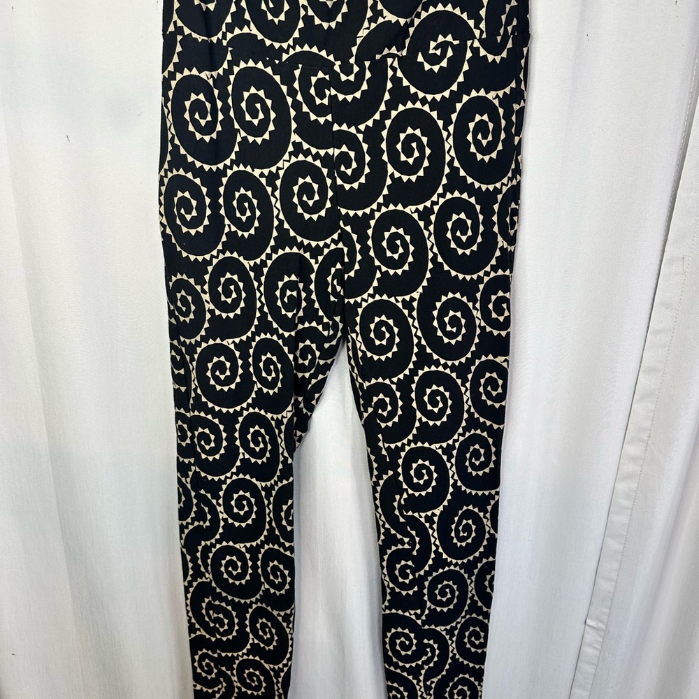 Kamohoali’i Black and Tan Spiral Pattern Leggings Size XL